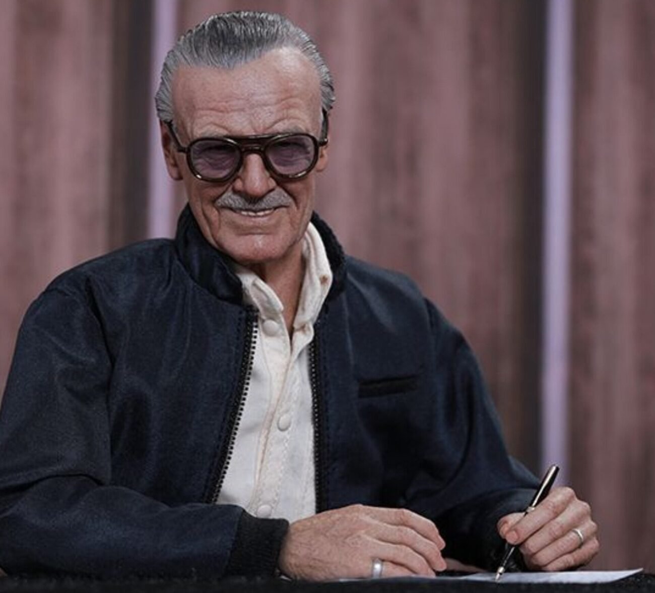Stan Lee Sixth Scale Figure by Hot Toys /Rare